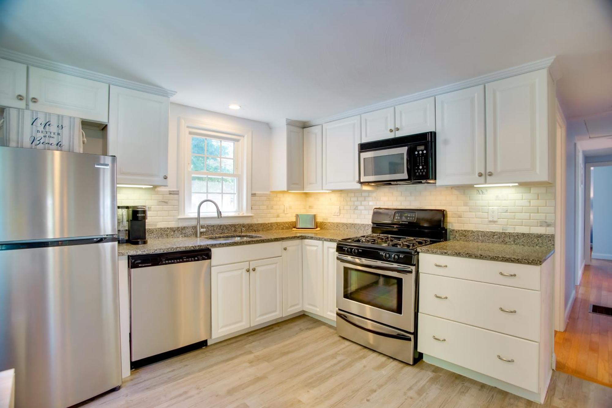 Cape Cod With Patio Less Than 1 Mi To Beaches! Holiday home