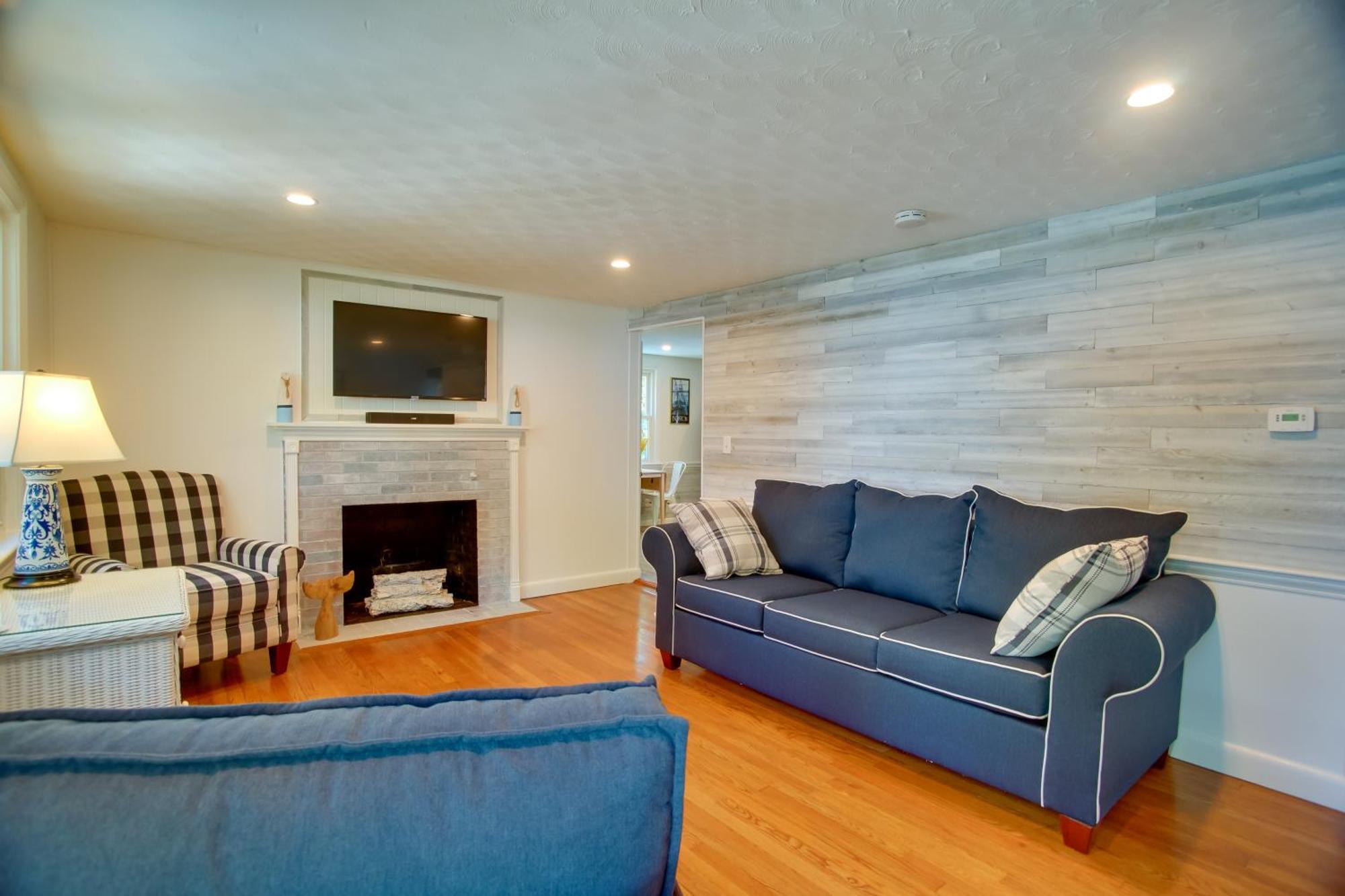 Cape Cod With Patio Less Than 1 Mi To Beaches! Holiday home West Yarmouth